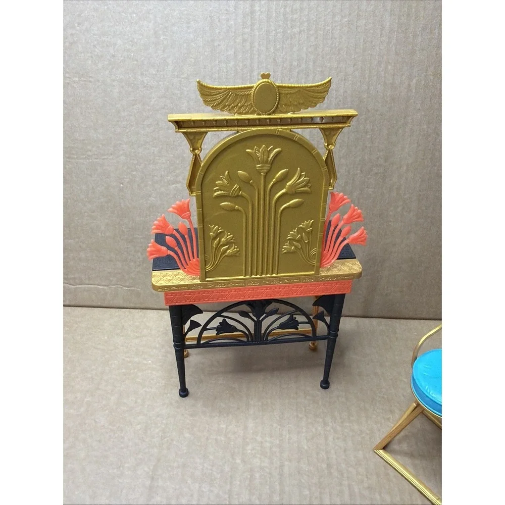 Monster High Doll G3 Cleo de Nile Self-scare Day Mirrored Vanity Table & Stool